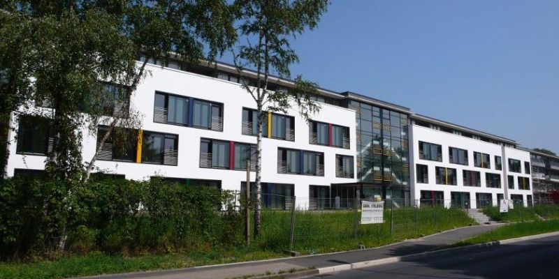 Gebäude mit Fassade, die von der Walter Dörich Metallbau GmbH gebaut wurde