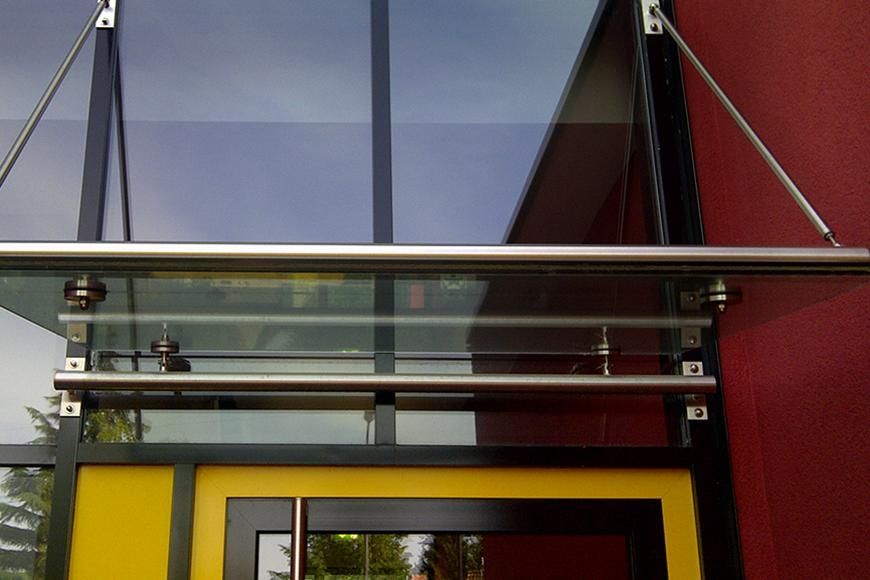 Eine gelbe Tür mit einem Glasdach darüber