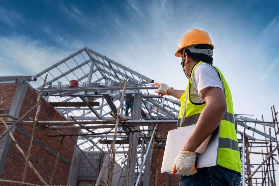 Mitarbeiter der Walter Dörich Metallbau GmbH begutachtet Metallkonstruktion