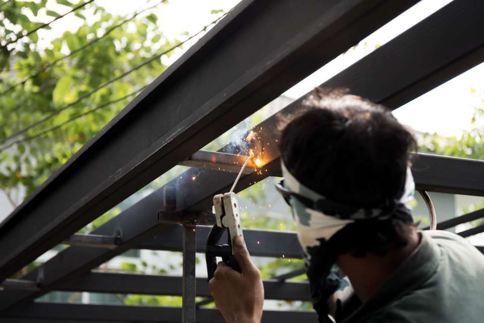 Mitarbeiter der Walter Dörich Metallbau GmbH schweißt Metall