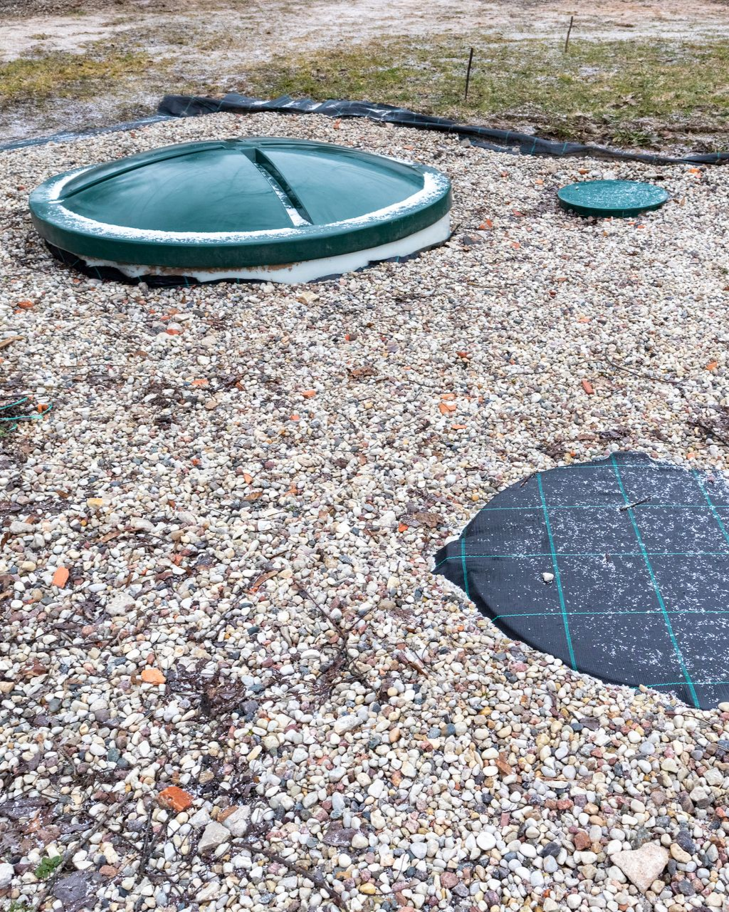 Partie émergée d'une fosse à toutes eaux