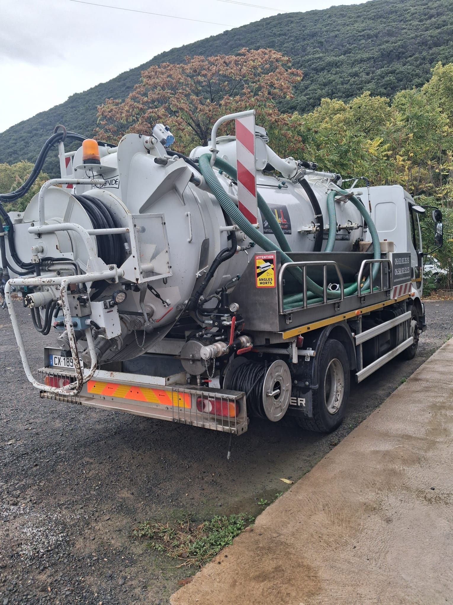Curage de canalisations avec camion spécialisé