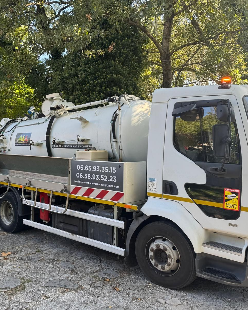 Camion de vidange de système d'assainissement individuel