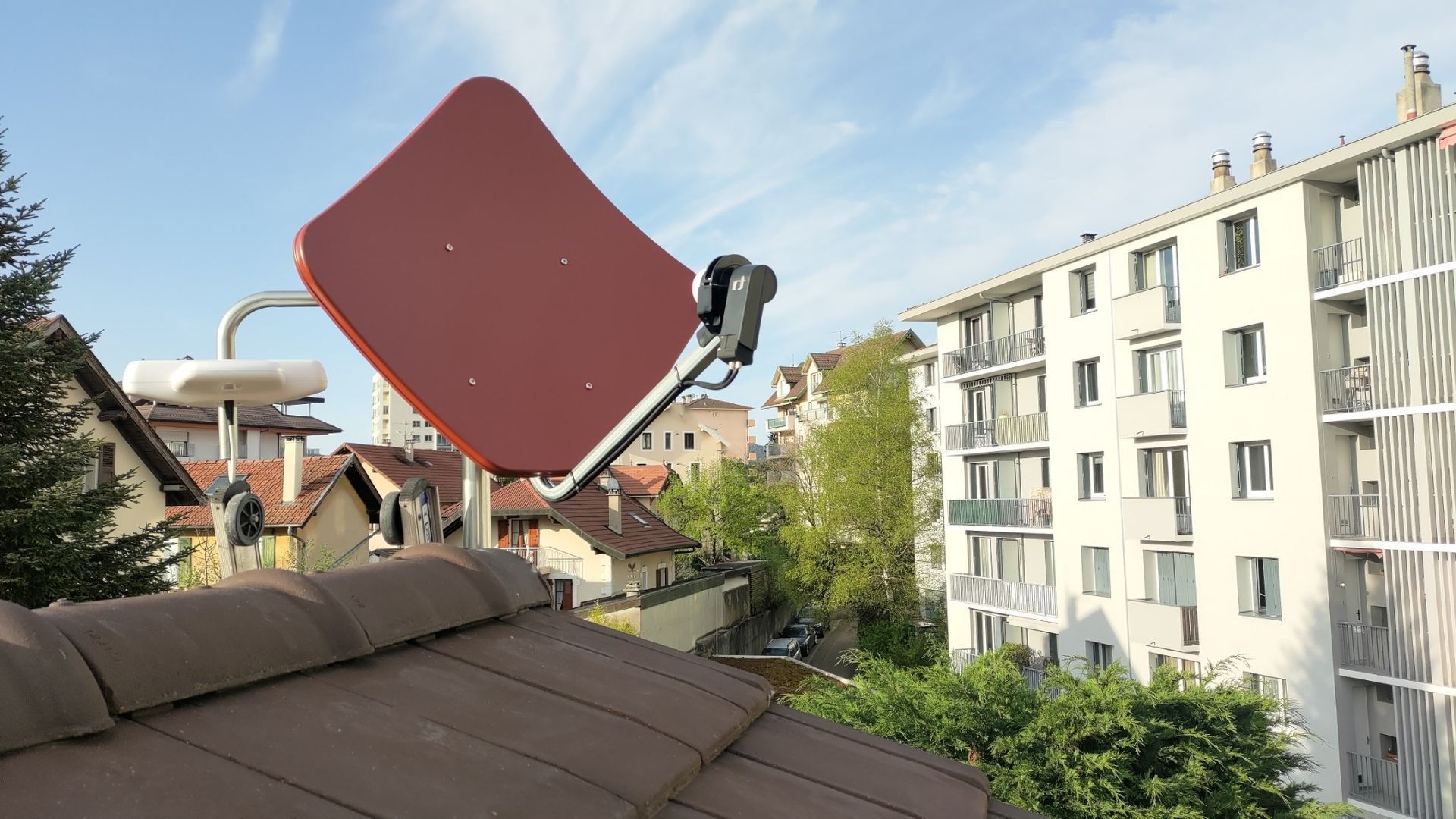 Installation d’une parabole sur le toit pour une réception idéale