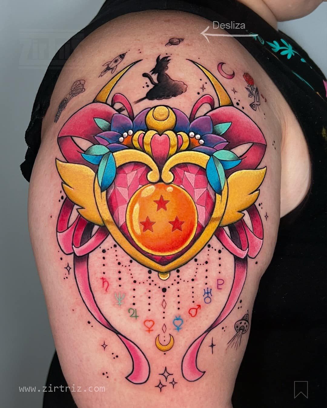 Una mujer tiene un tatuaje de Dragon Ball en su brazo.