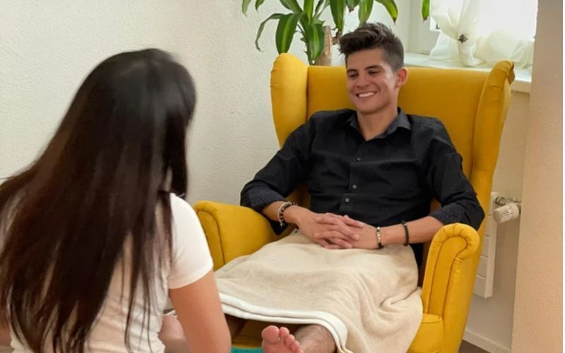 Mann bei einer Fussmassage im DDM Massage
