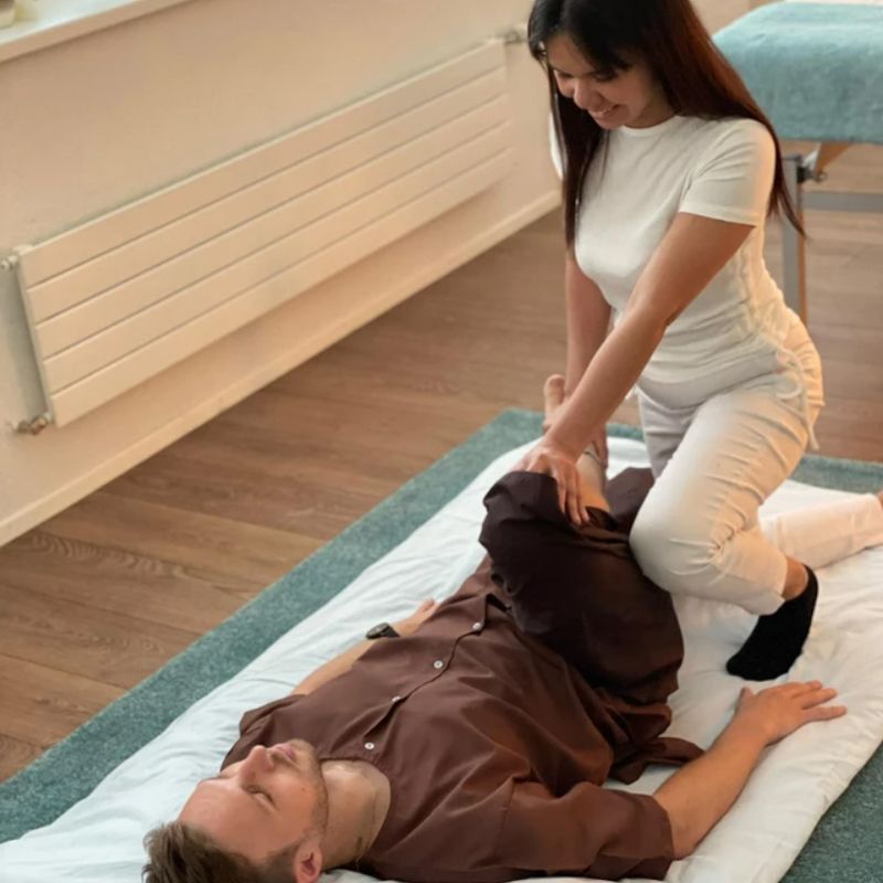 Mann bei einer Behandlung im DDM Massage
