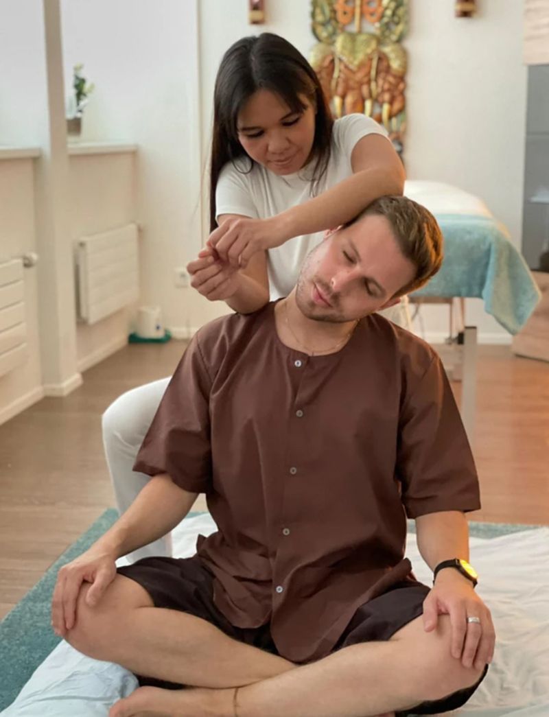 Mann bei einer Schultermassage im DDM Massage
