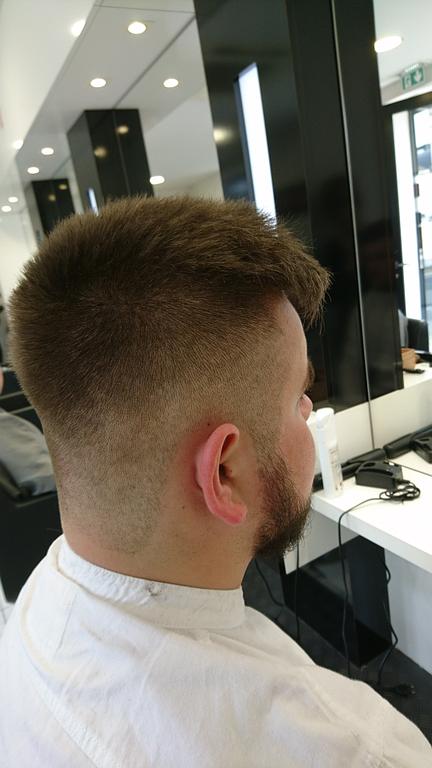 Homme coupe cheveux