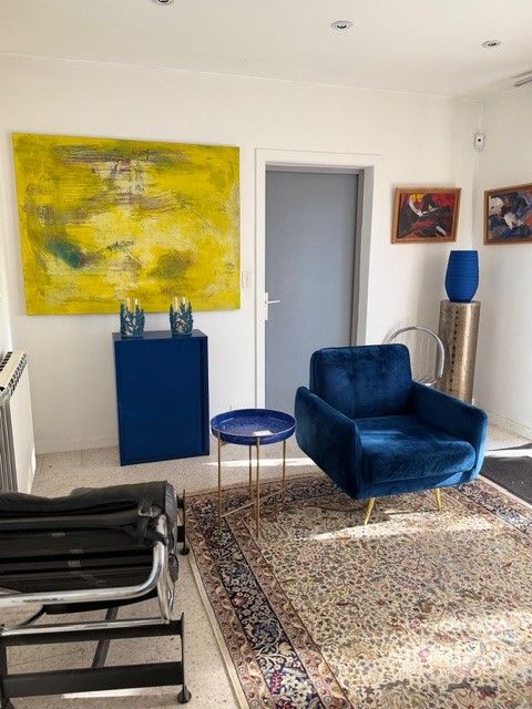 Un fauteuil de couleur bleue sur un tapis