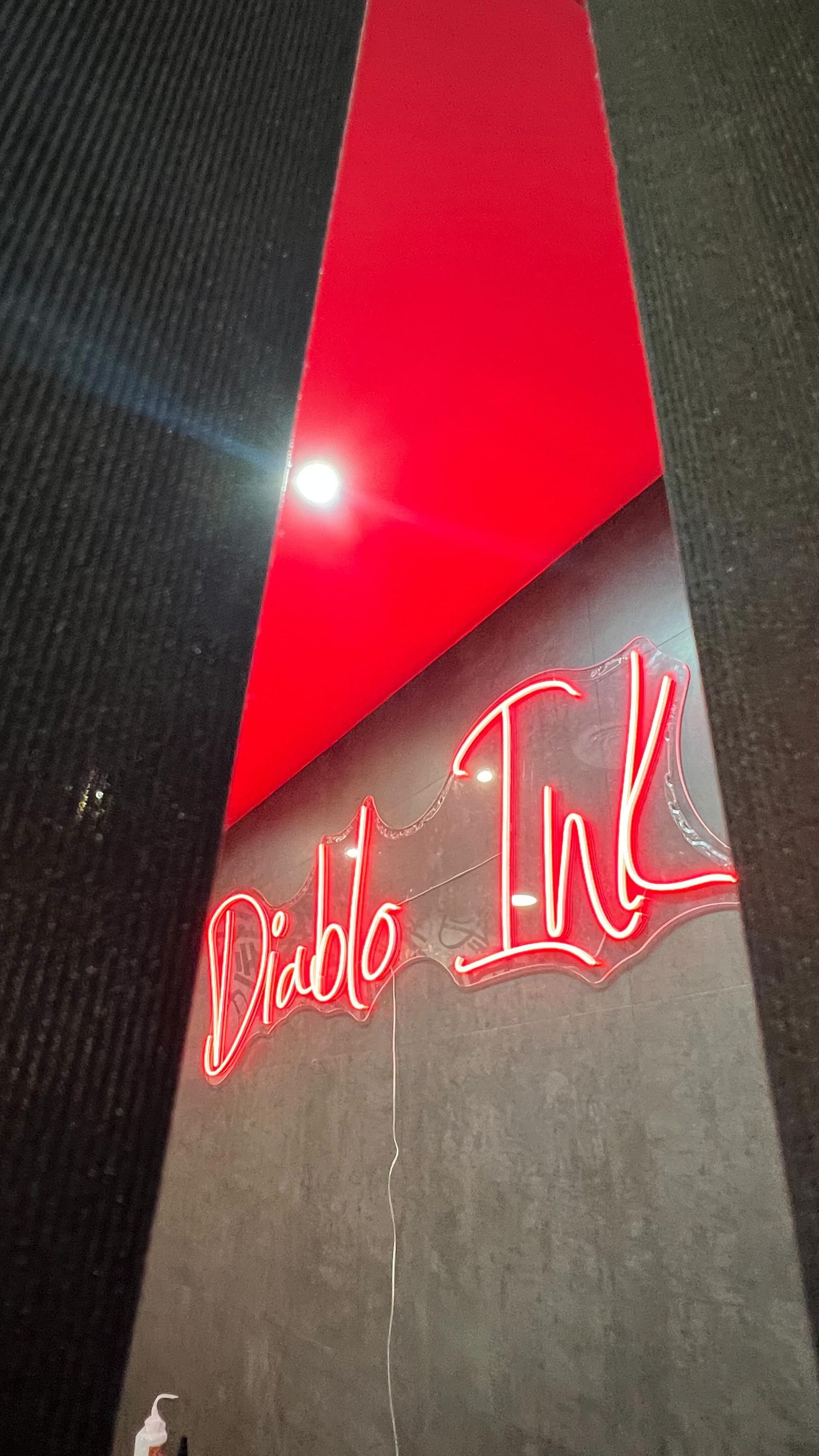 Letrero de neón rojo