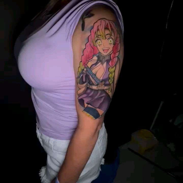 Tatuaje en el brazo de mujer del personaje de anime Mitsuri Kanroji de Demon Slayer, cabello rosa, ojos verdes, falda morada.