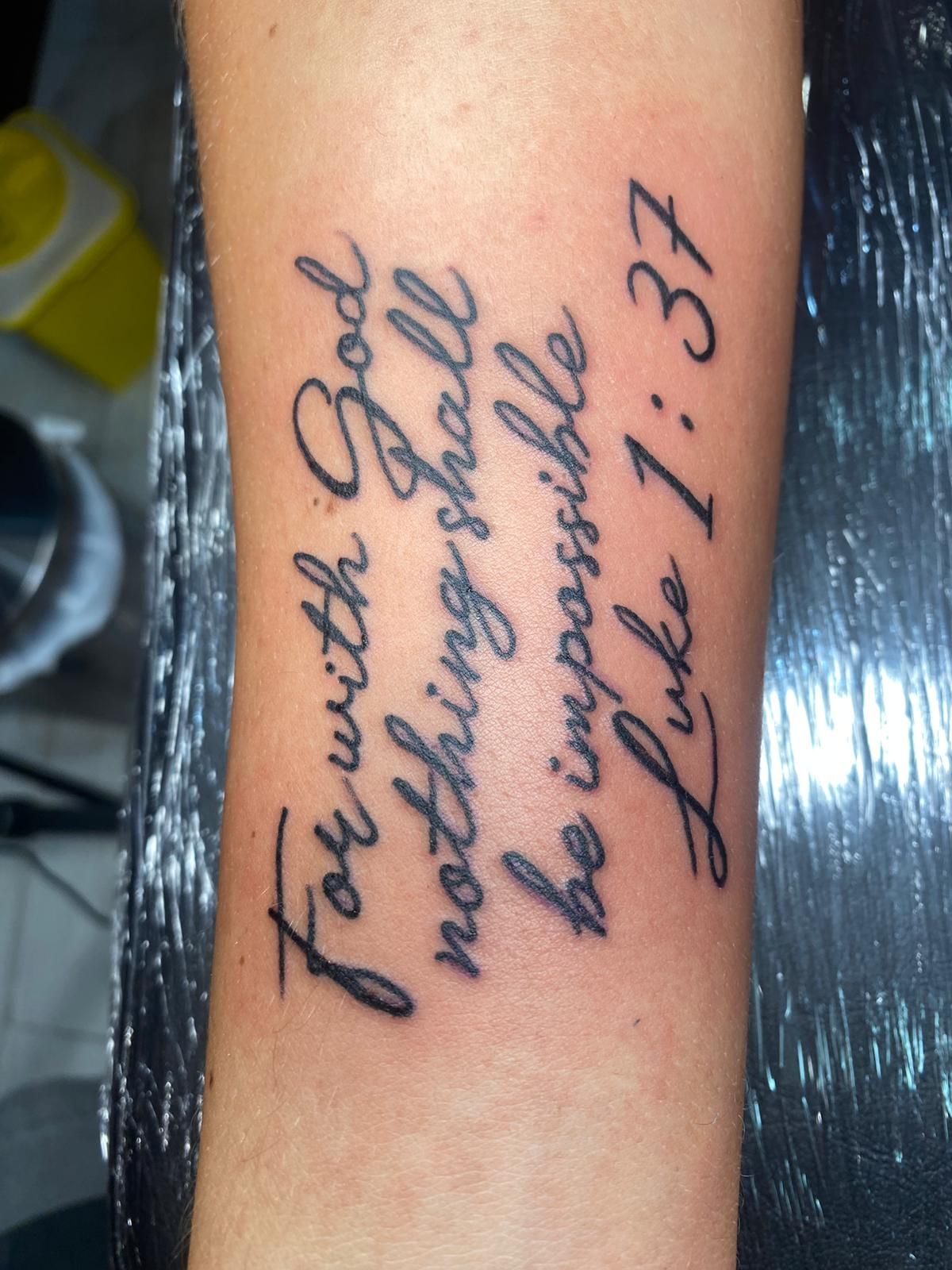 Tatuaje en el brazo con versículo bíblico