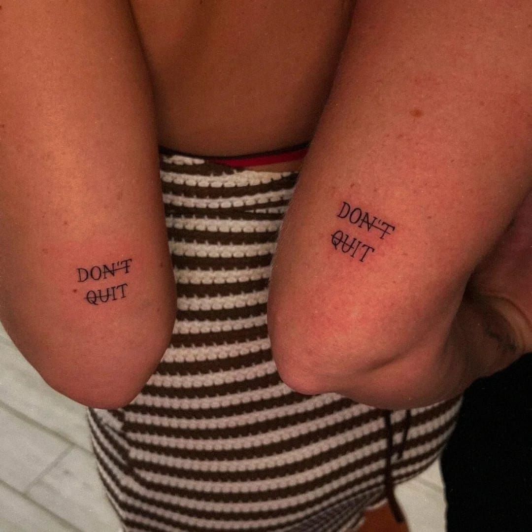 Dos antebrazos con la leyenda