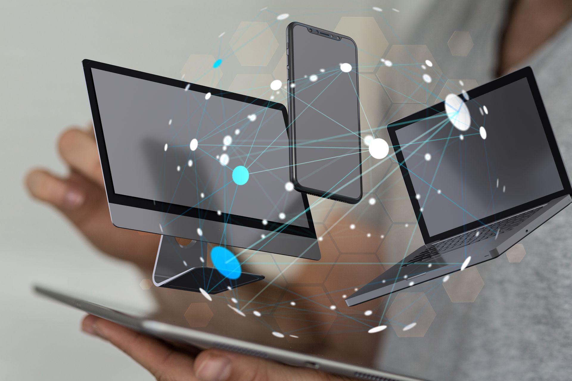 Photo d'un ordinateur portable, d'un smartphone et d'un écran d'ordinateur