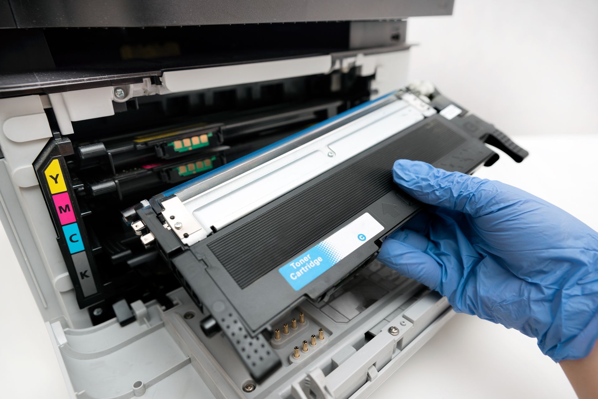 Photo d'une personne en train de retirer un toner d'une imprimante