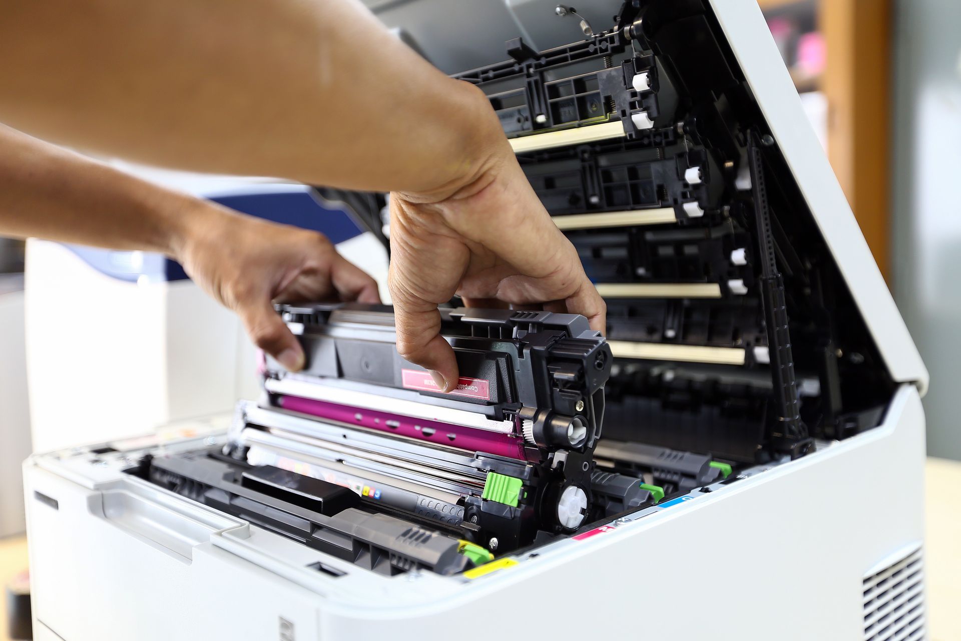Photo d'une personne en train de retirer un toner d'un photocopieur