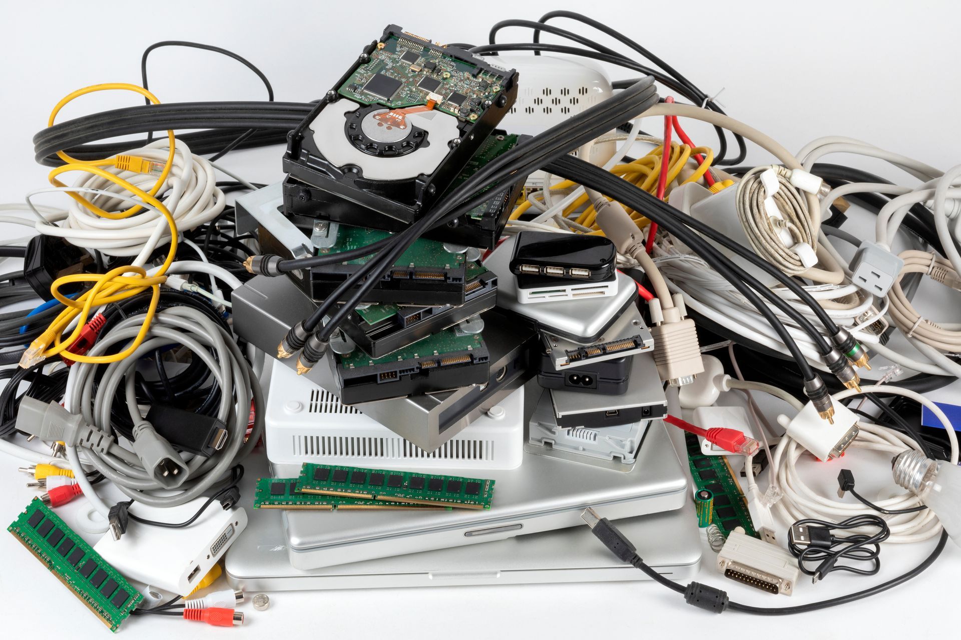Photo de plusieurs composants éléctroniques d'ordinateur