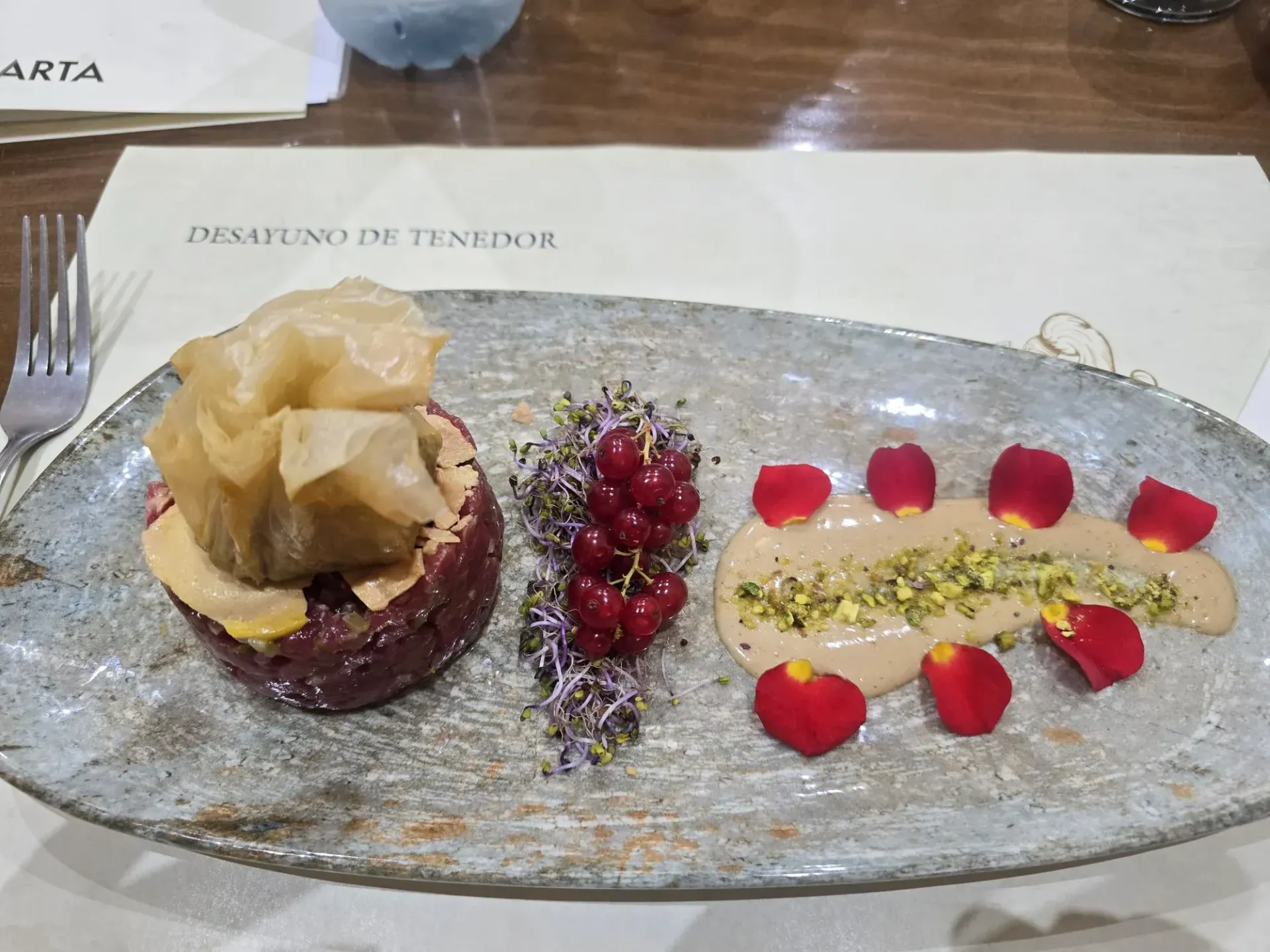 Plato gourmet: Tartar de remolacha roja con peras caramelizadas