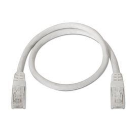 Se muestra un cable Ethernet blanco sobre un fondo blanco.