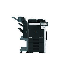 Una impresora en blanco y negro está colocada encima de un carrito sobre un fondo blanco.