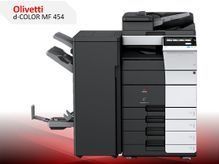 Una impresora en blanco y negro está encima de una mesa roja.