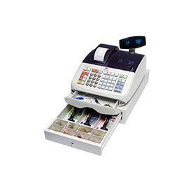 Una caja registradora con un cajón lleno de dinero sobre un fondo blanco.