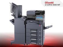 Una impresora Olivetti D Copia 5000 MF está encima de una mesa roja.