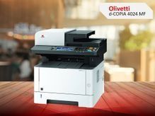 Una impresora blanca está colocada encima de una mesa de madera.