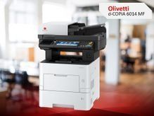 Una impresora multifunción está sobre una mesa en una oficina.