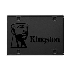 Un disco duro Kingston negro con una cara en él