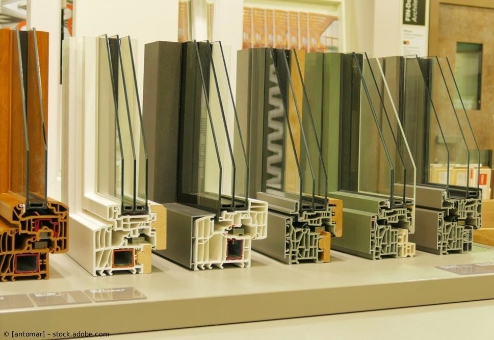 Architektonische Modelle moderner Hochhäuser im Maßstab 1:1, die auf einem Tisch in einem Innenraum ausgestellt sind.
