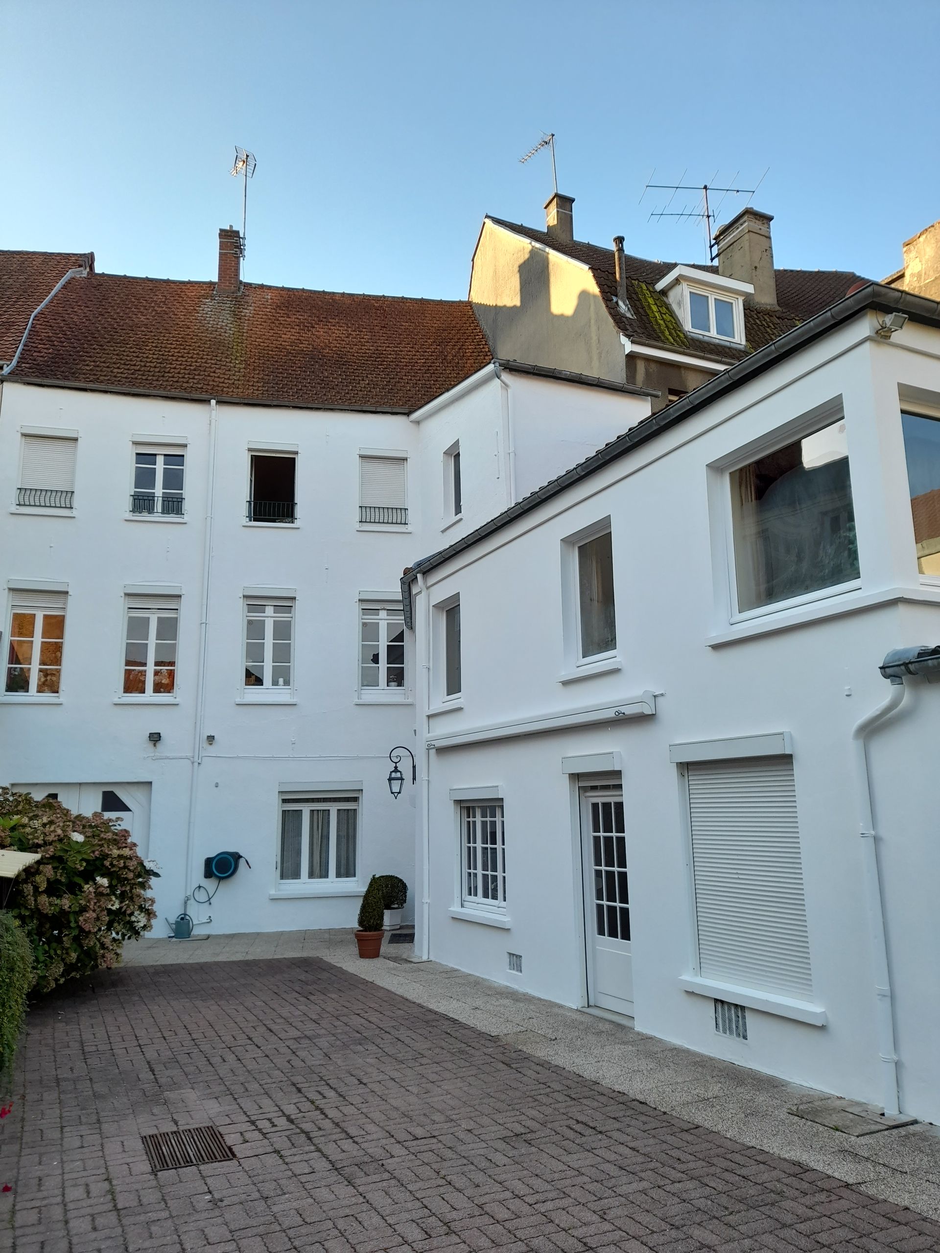 Façade extérieure peinte en blanc