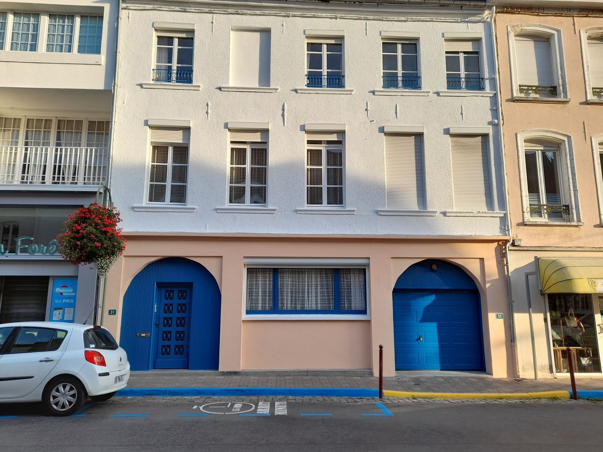 Façade extérieure peinte en rose pâle et blanc