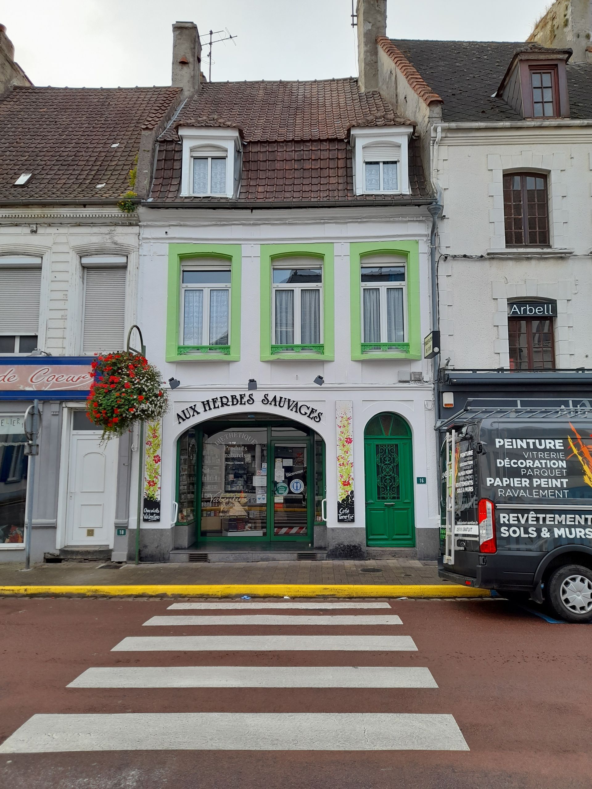 Façade extérieure avec véhicule d'entreprise à droite