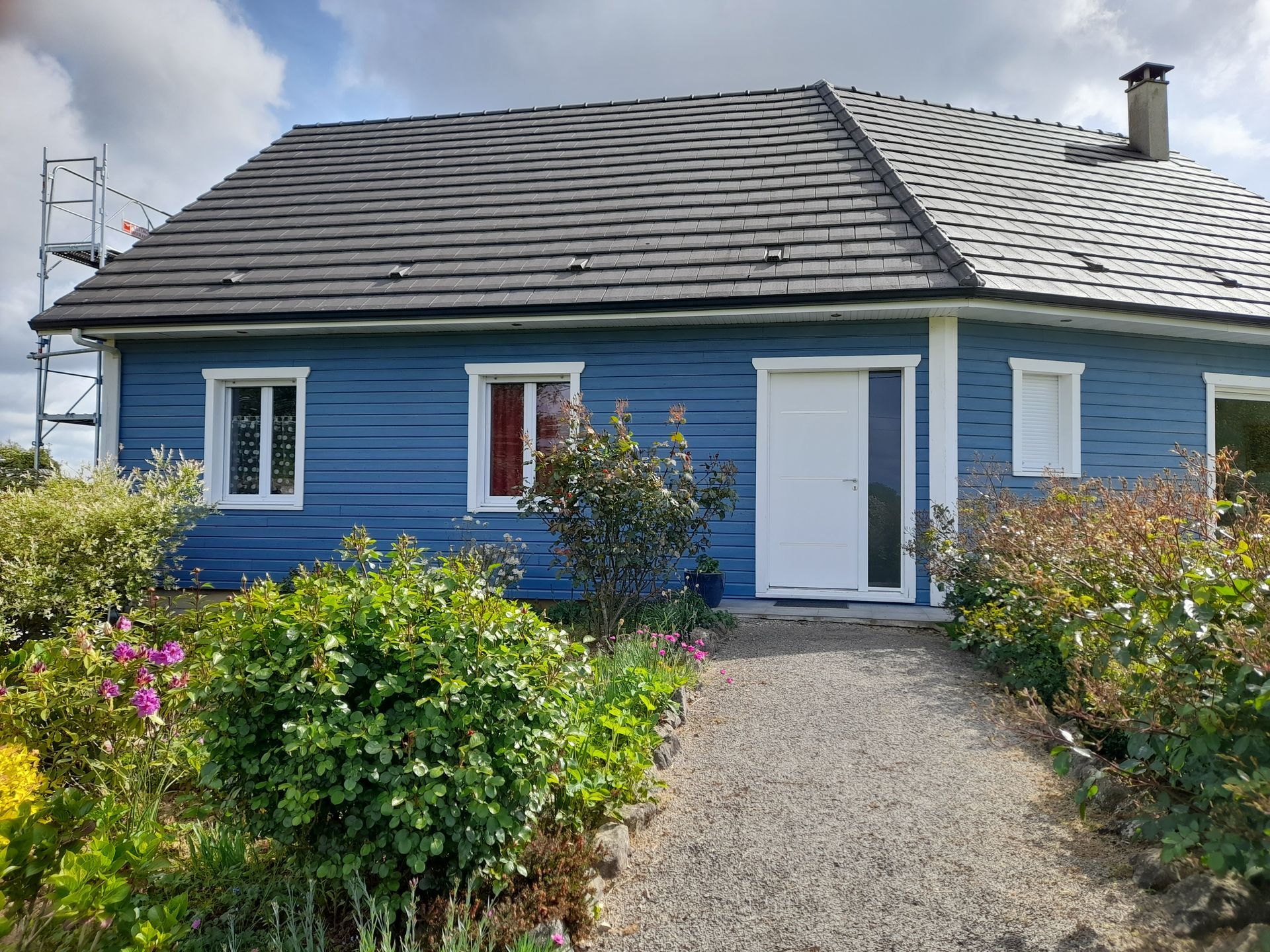 Maison avec façades bleues et menuiseries extérieures blanches