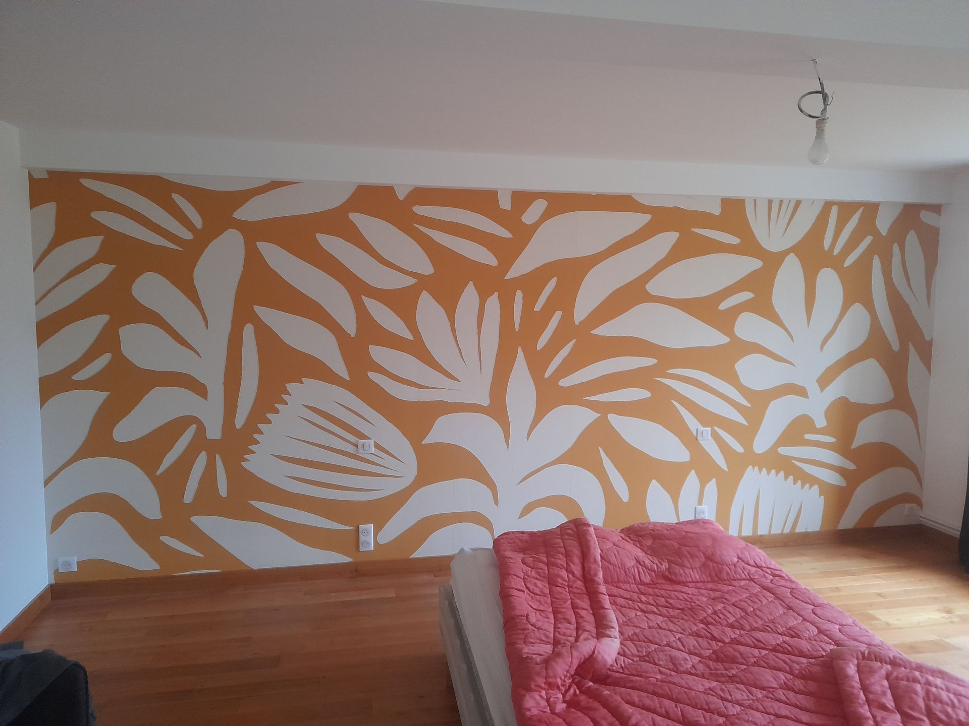 Intérieure d'une pièce avec un mur fleuri orange et blanc