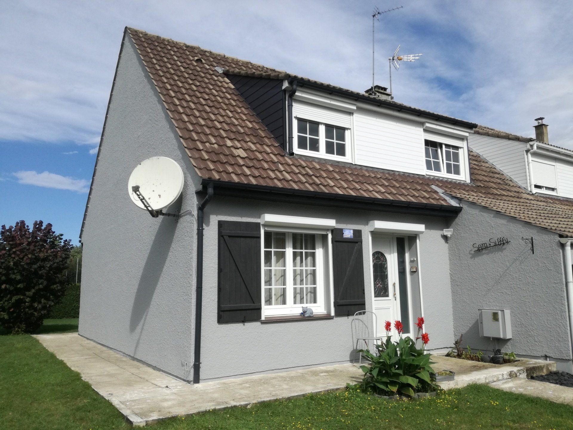 Façade d'une maison grise