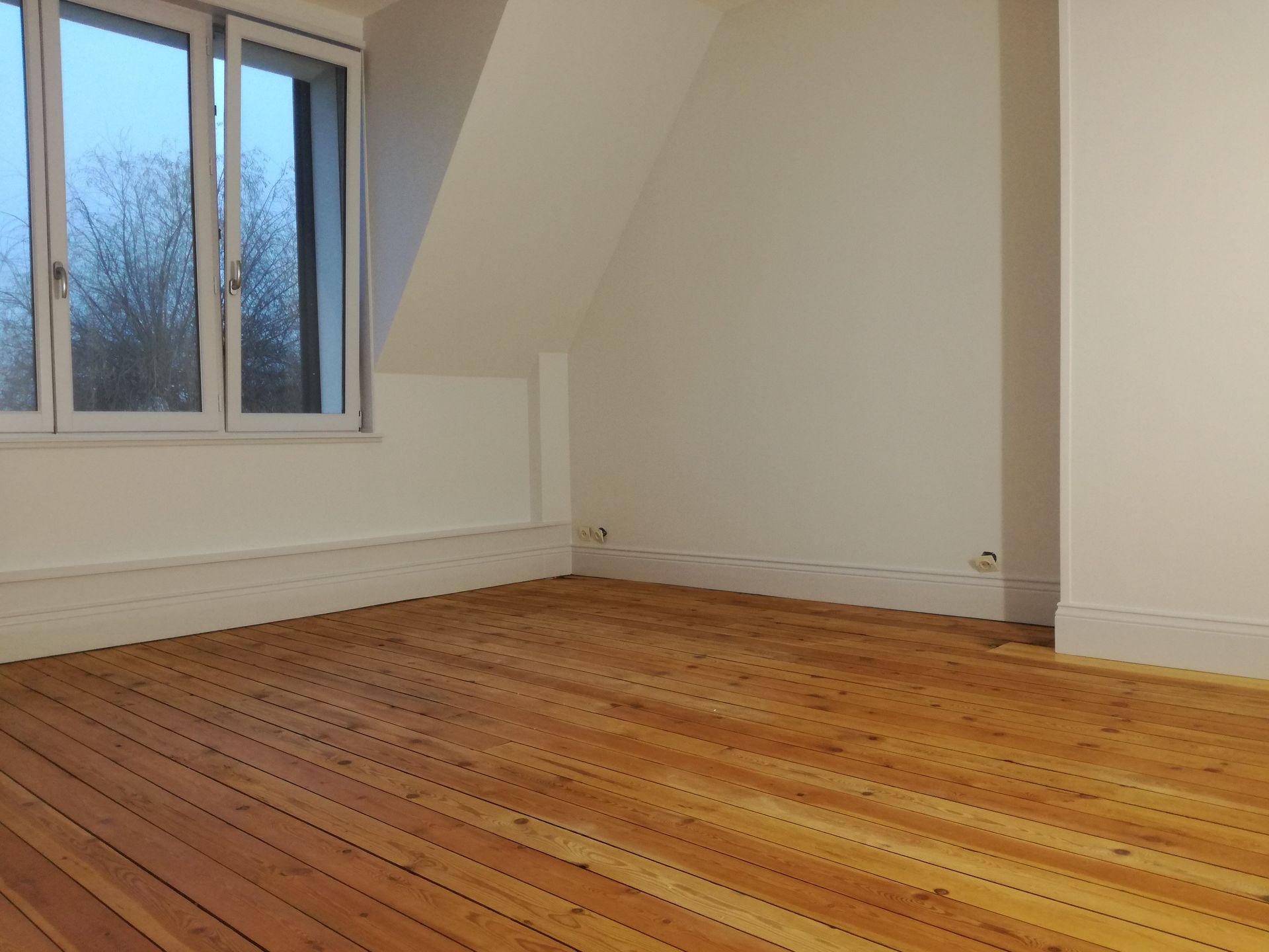 Intérieure d'une pièce peinte en blanc