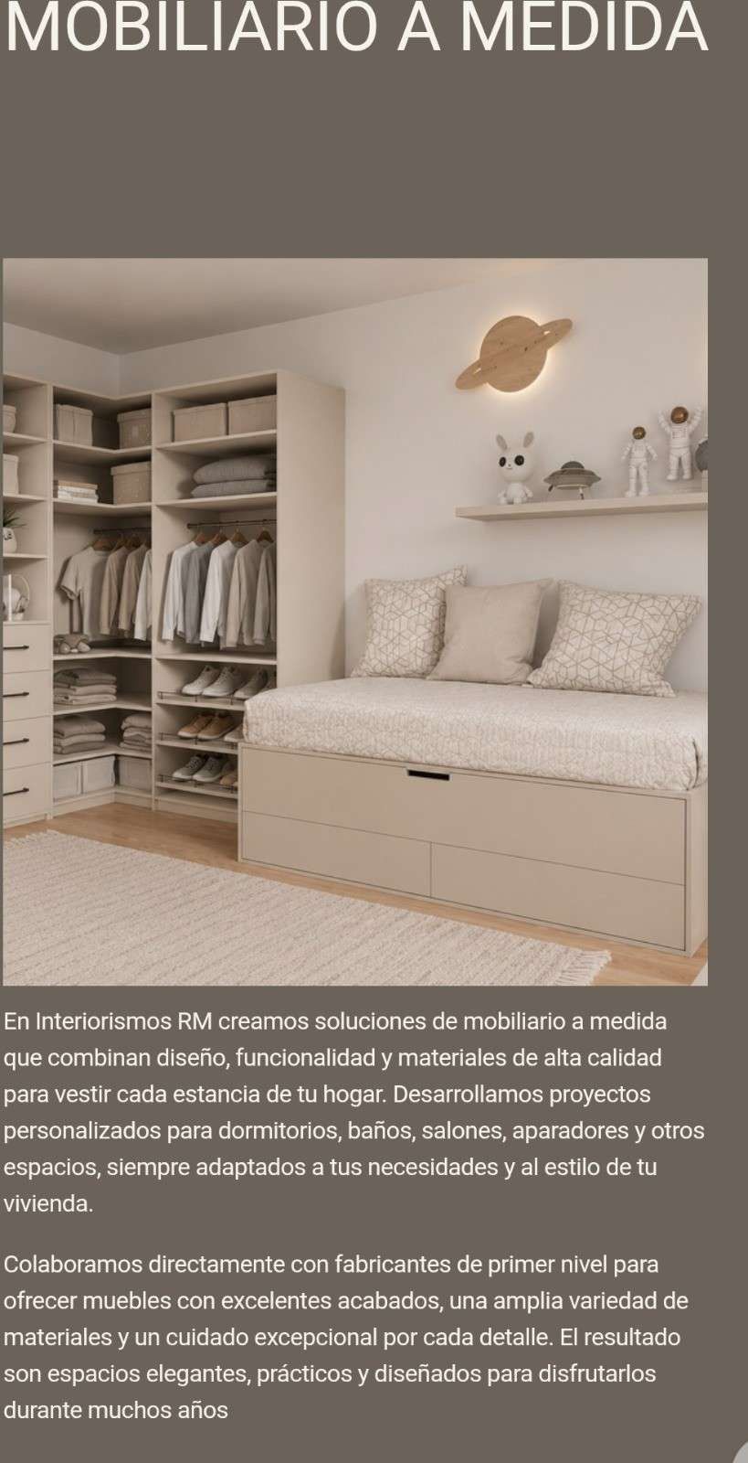 Dormitorio infantil con muebles a medida, cama blanca, armario abierto y decoración de nube beige.