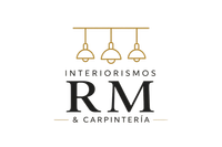 Logo de Interiorismos RM y Carpinter&iacute;a con l&aacute;mparas doradas y texto negro sobre fondo blanco