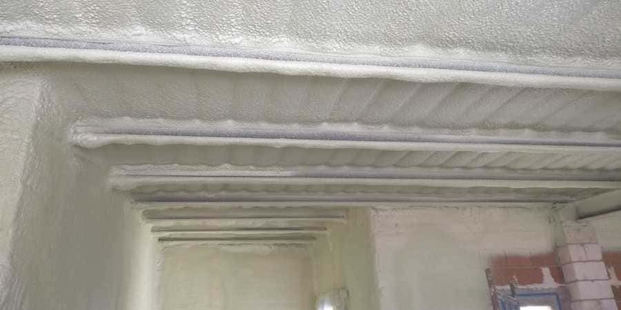 Una habitación con un techo cubierto de espuma.
