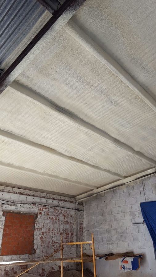 Una habitación con un techo cubierto de espuma y un andamio.