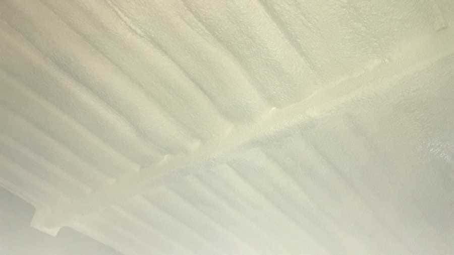 Un primer plano de un techo con espuma en aerosol.