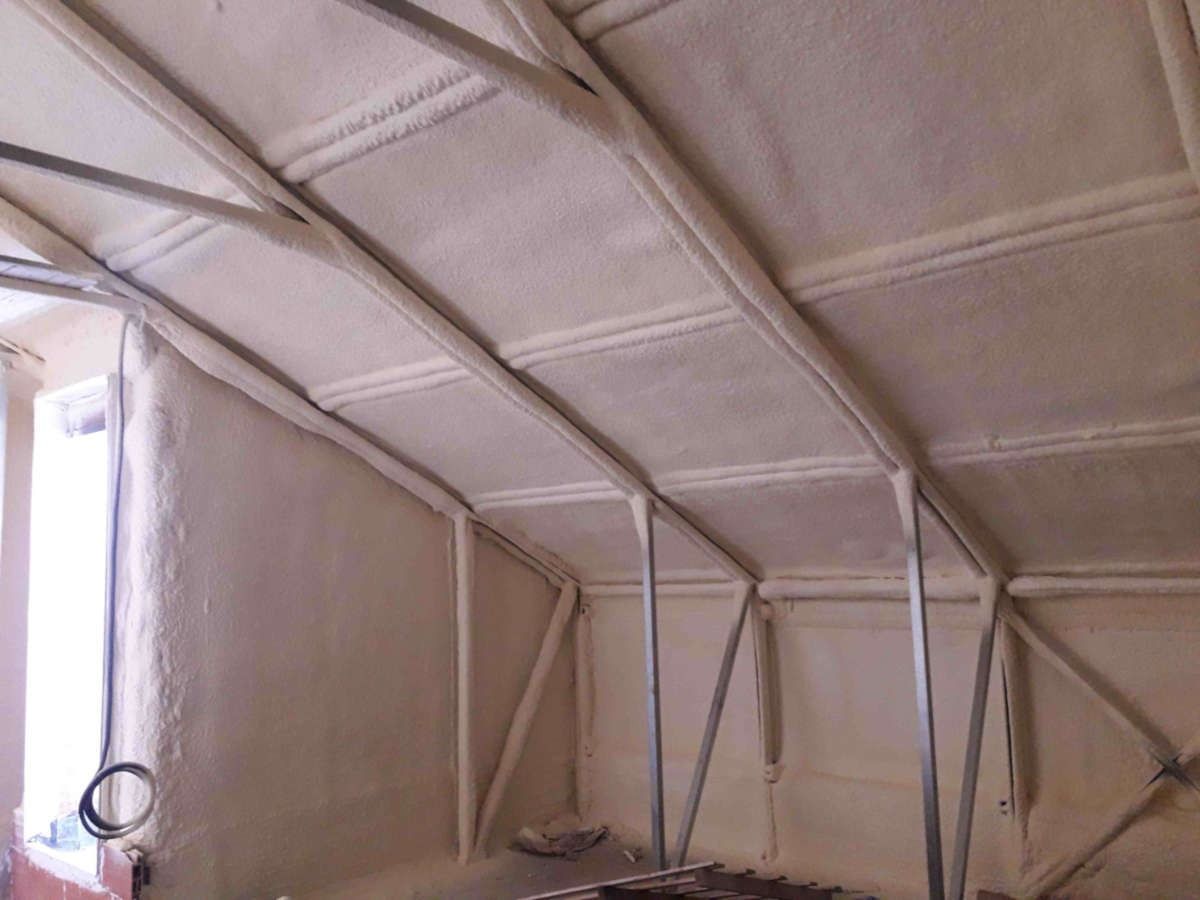 Una habitación con un techo cubierto de espuma.