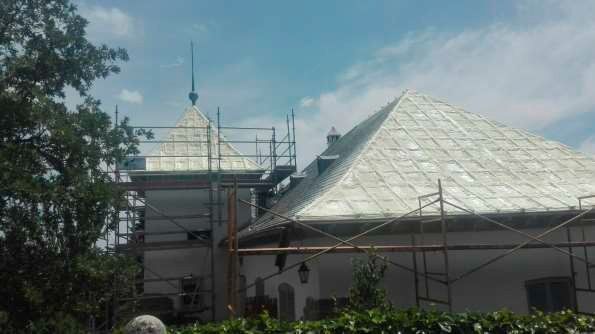 Una casa con un techo que está siendo reparado con andamios alrededor.