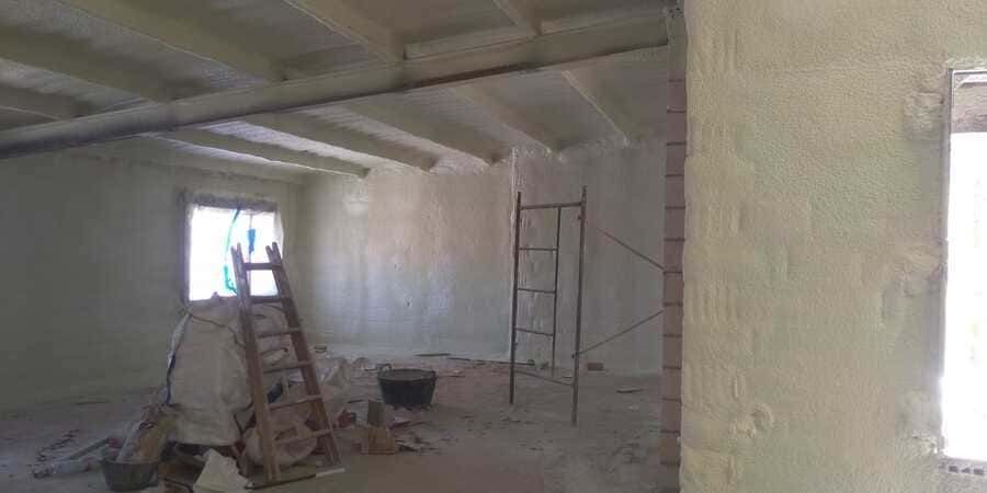 Hay una escalera en el medio de la habitación.