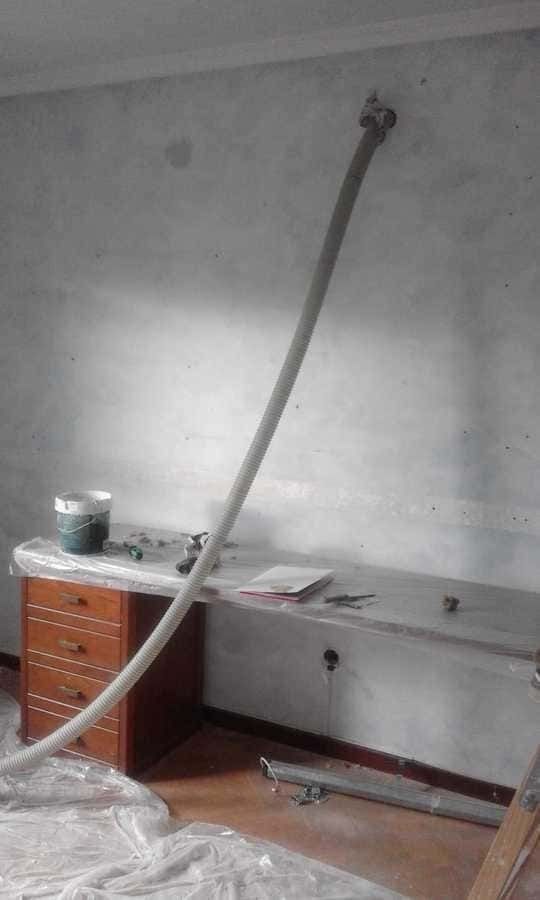 Una manguera cuelga del techo de una habitación.