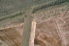 Un primer plano de una estructura de hormigón con un techo de hormigón.