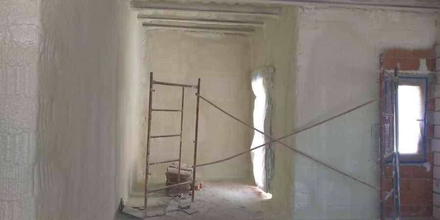Hay una escalera en el medio de la habitación.